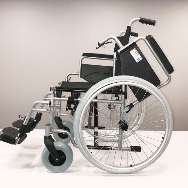 P111 | Katlanır Tekerlekli Sandalye 120 kg taşır